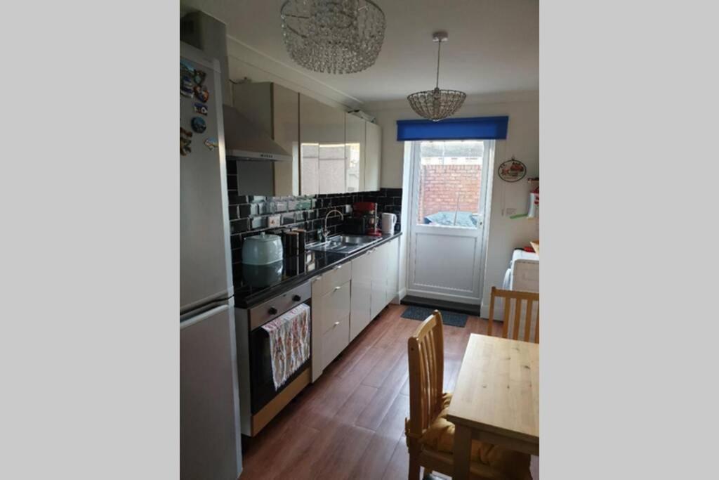 A Home Away From Home With A Big Welcome Erith Buitenkant foto
