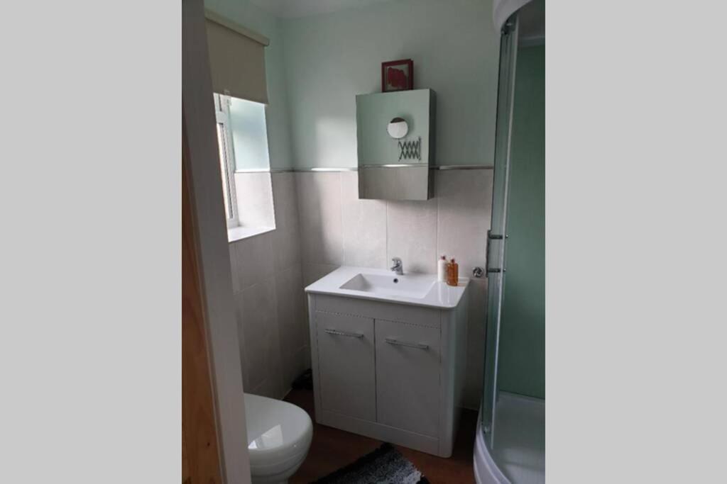 A Home Away From Home With A Big Welcome Erith Buitenkant foto